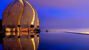 Una piscina al aire libre de temporada