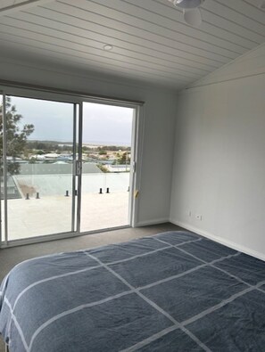 4 bedrooms, bed sheets