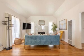 TV, peis og kontorer