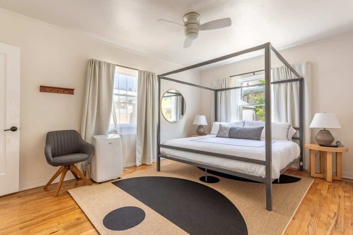 Tabla de planchar con plancha, wifi y ropa de cama 