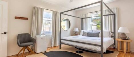 Tabla de planchar con plancha, wifi y ropa de cama