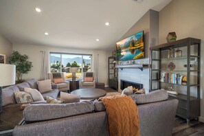 Una Smart TV, una chimenea, libros, una oficina