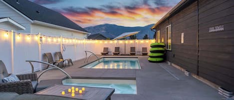 Alberca al aire libre y alberca climatizada