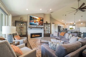 Smart TV, chimenea, libros y oficina 