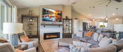 Älytelevisio, takka, kirjoja, työhuone