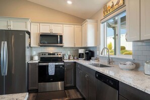 ثلاجة، ميكروويف، فرن، موقد طهي مسطح