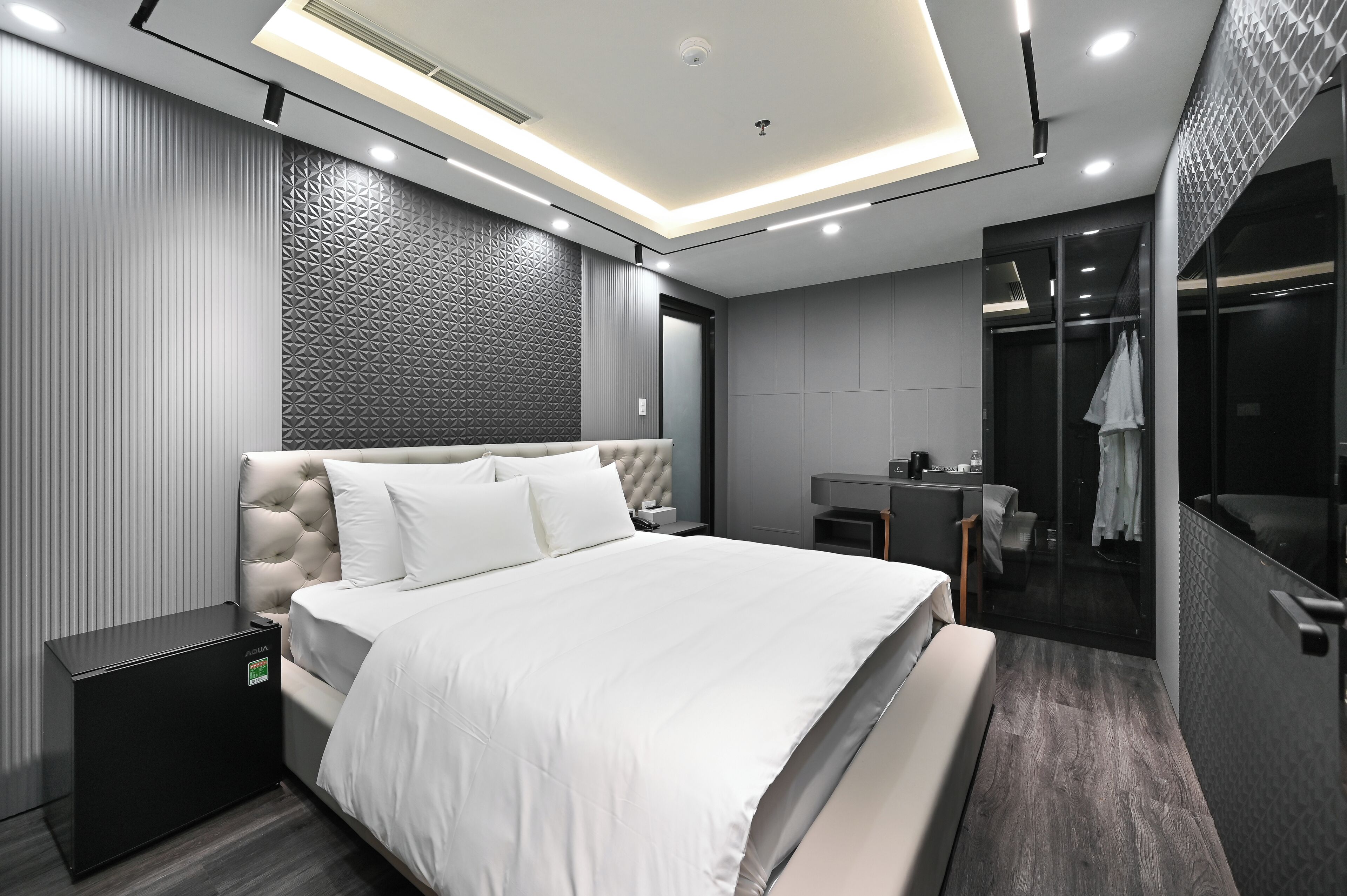 Habitación doble superior | Minibar (con algunos artículos gratuitos) y escritorio