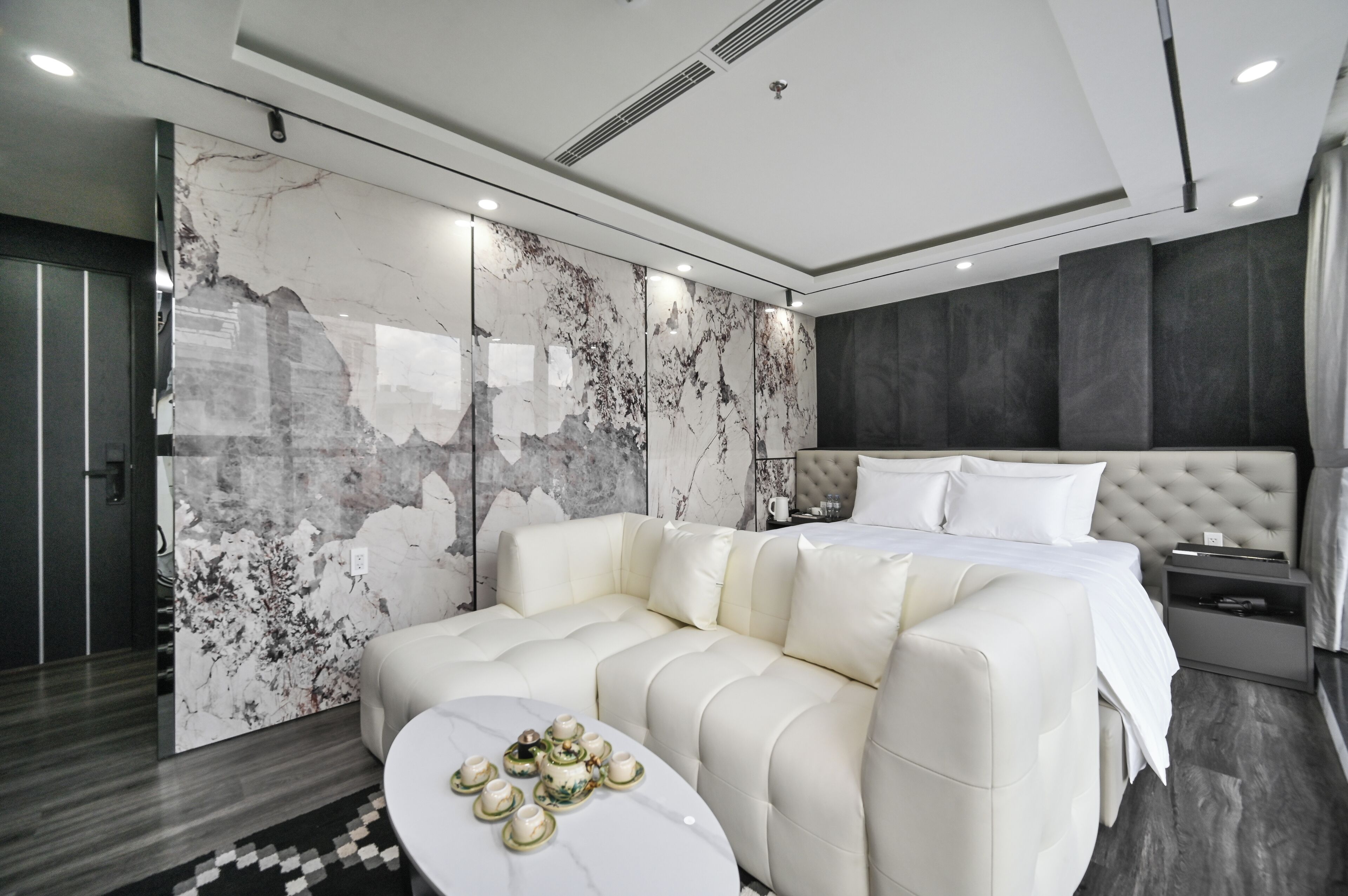 Habitación Premium doble | Minibar (con algunos artículos gratuitos) y escritorio