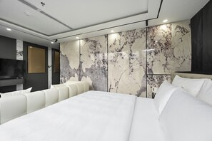 Habitación doble Premium | Artículos del minibar gratis y escritorio