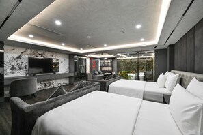 Habitación familiar, tina | Artículos del minibar gratis y escritorio