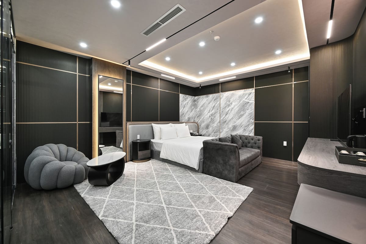 Habitación doble Premier | Artículos del minibar gratis y escritorio