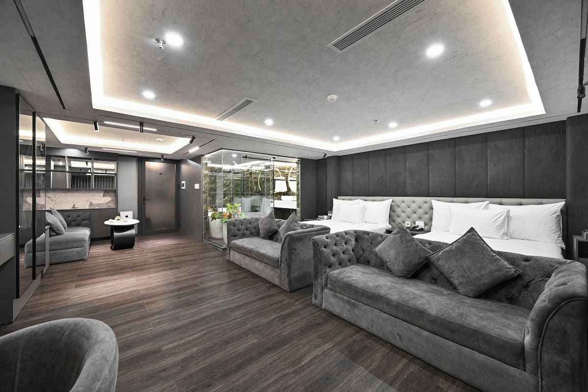 Habitación familiar | Artículos del minibar gratis y escritorio