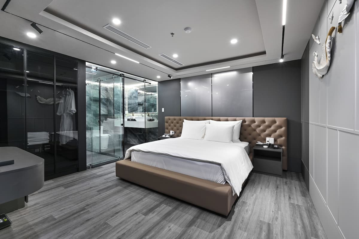 Habitación doble Deluxe | Artículos del minibar gratis y escritorio