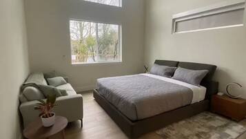 4 bedrooms, desk, free WiFi, bed sheets