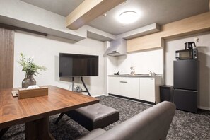 FamilieTwin kamer, balkon, uitzicht op de stad | Woonkamer | Een 40-cm lcd-televisie met digitale zenders, Netflix en Hulu