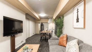 Comfort suite, balkon, uitzicht op de stad | Woonkamer | Een 40-cm lcd-televisie met digitale zenders, Netflix en Hulu