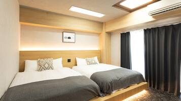 Penthouse de lujo, vista a la ciudad | Escritorio, espacio para trabajar con laptop y cortinas blackout