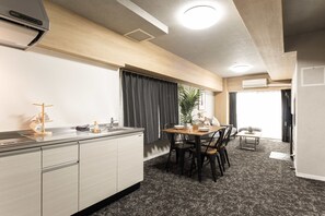 Svit Comfort - balkong - utsikt mot staden | Eget kök | Kylskåp, mikrovågsugn, spishäll och grytor/köksredskap