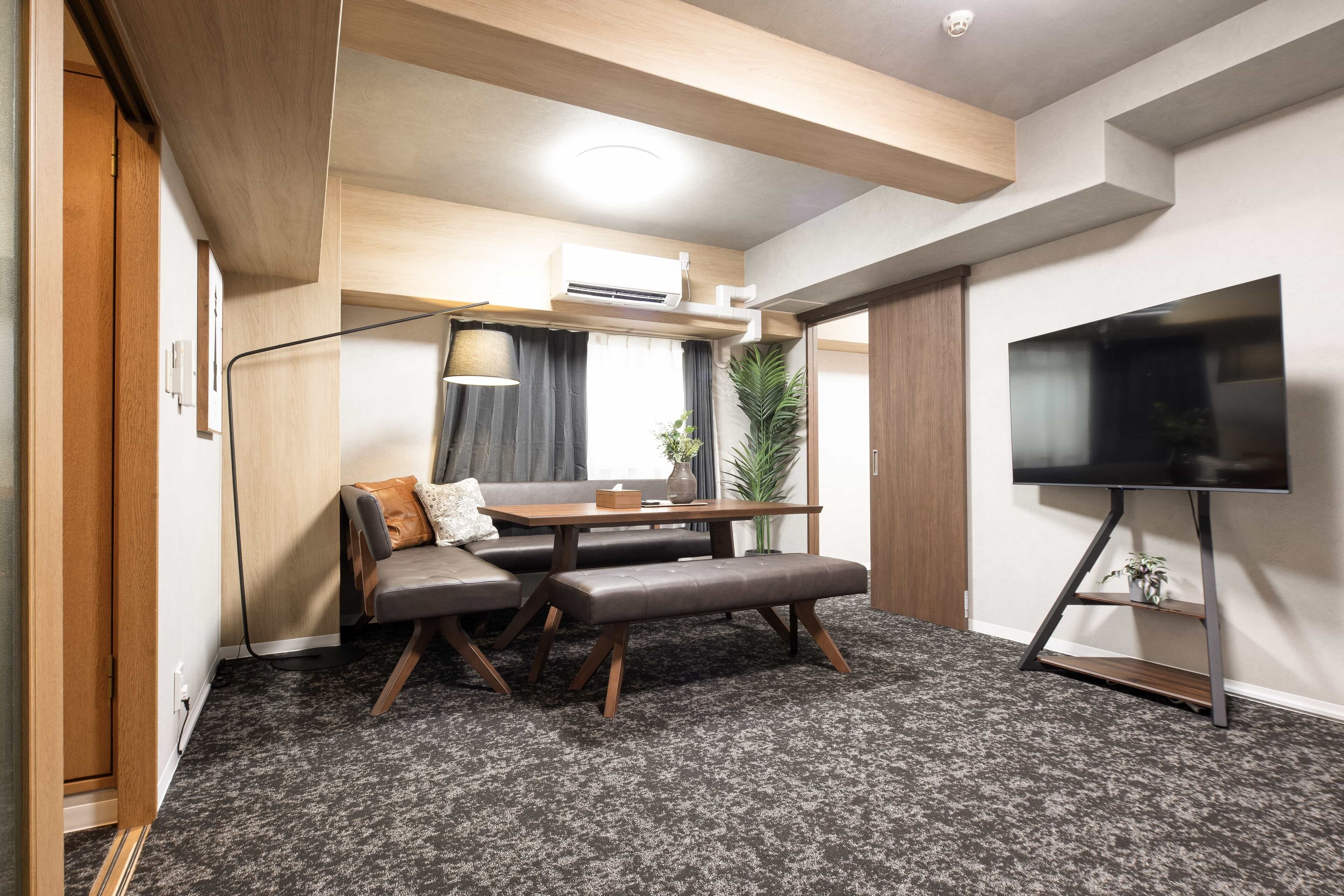 Televisión LCD 40 cm con canales de televisión digitales, Netflix, Hulu