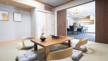 Penthouse de lujo, vista a la ciudad | Escritorio, espacio para trabajar con laptop y cortinas blackout