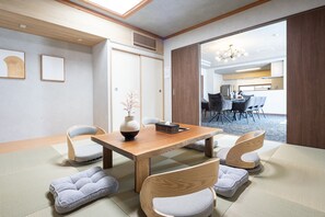 Ático de lujo, vistas a la ciudad | Escritorio, espacio para trabajar con un portátil, cortinas opacas