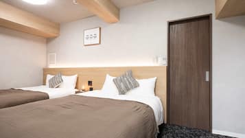 Habitación familiar con 2 camas individuales, balcón, vista a la ciudad | Escritorio, espacio para trabajar con laptop y cortinas blackout