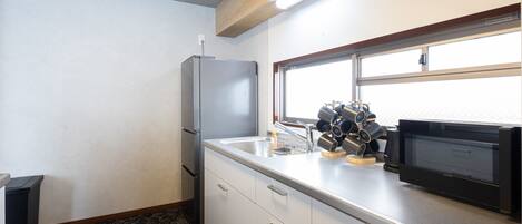 Penthouse Luxe, vue ville | Cuisine privée | Réfrigérateur, micro-ondes, plaque de cuisson