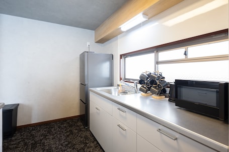 Refrigerador, microondas, placa de cocina, utensilios de cocina