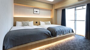 Un lit double avec une tête de lit en bois, une table de chevet et une grande fenêtre avec des rideaux.