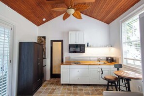 Kjøleskap, mikrobølgeovn, kaffetrakter/tekoker og kjøkkenutstyr