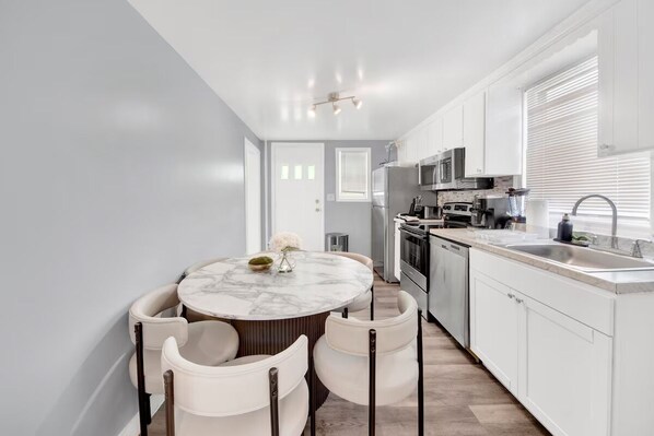 Jääkaappi, mikroaaltouuni, uuni, liesi