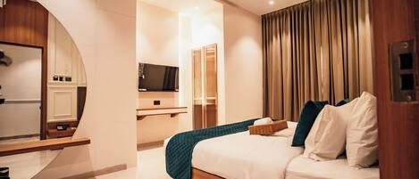 Escritorio, sistema de insonorización y tabla de planchar con plancha