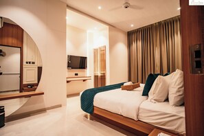 Premium Studio, City View | Desk, soundproofing, iron/ironing board, free WiFi - The Jeevan Inn (Shirdi)