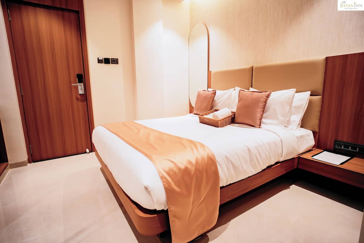 Deluxe Double Room, City View | Desk, soundproofing, iron/ironing board, WiFi (free)