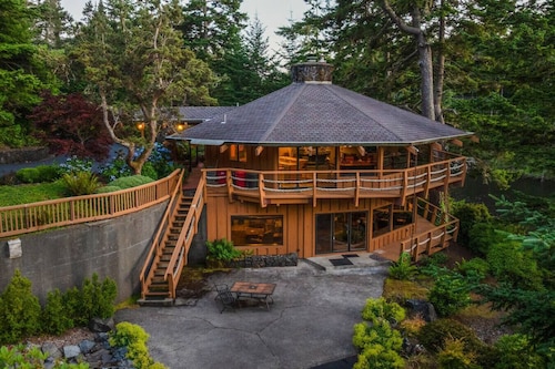 Lakefront Octagon • Hot Tub • Wine Bar • Game Room