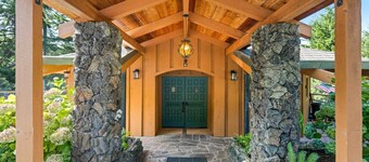 Lakefront Octagon • Hot Tub • Wine Bar • Game Room