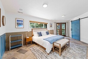 4 bedrooms, desk, iron/ironing board, WiFi