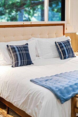 مكواة/لوح كي وخدمة الإنترنت وملاءات أسرّة