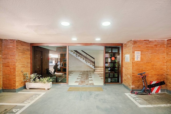 شقة - منظر للمدينة - في طابق علوي | شرفة/رواق