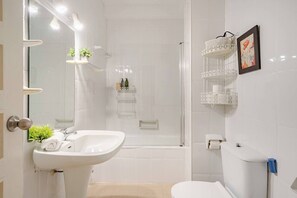 Apartment, City View, Tower | Bathroom - Plaza de la Magdalena II (Seville)