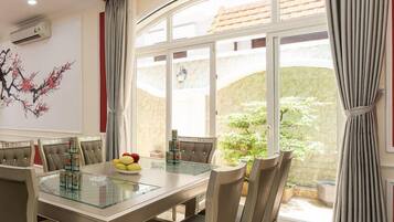 Biệt thự cơ bản, hồ bơi riêng | Khu vực ăn uống tại phòng