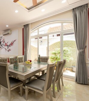 Biệt thự cơ bản, hồ bơi riêng | Khu vực ăn uống tại phòng