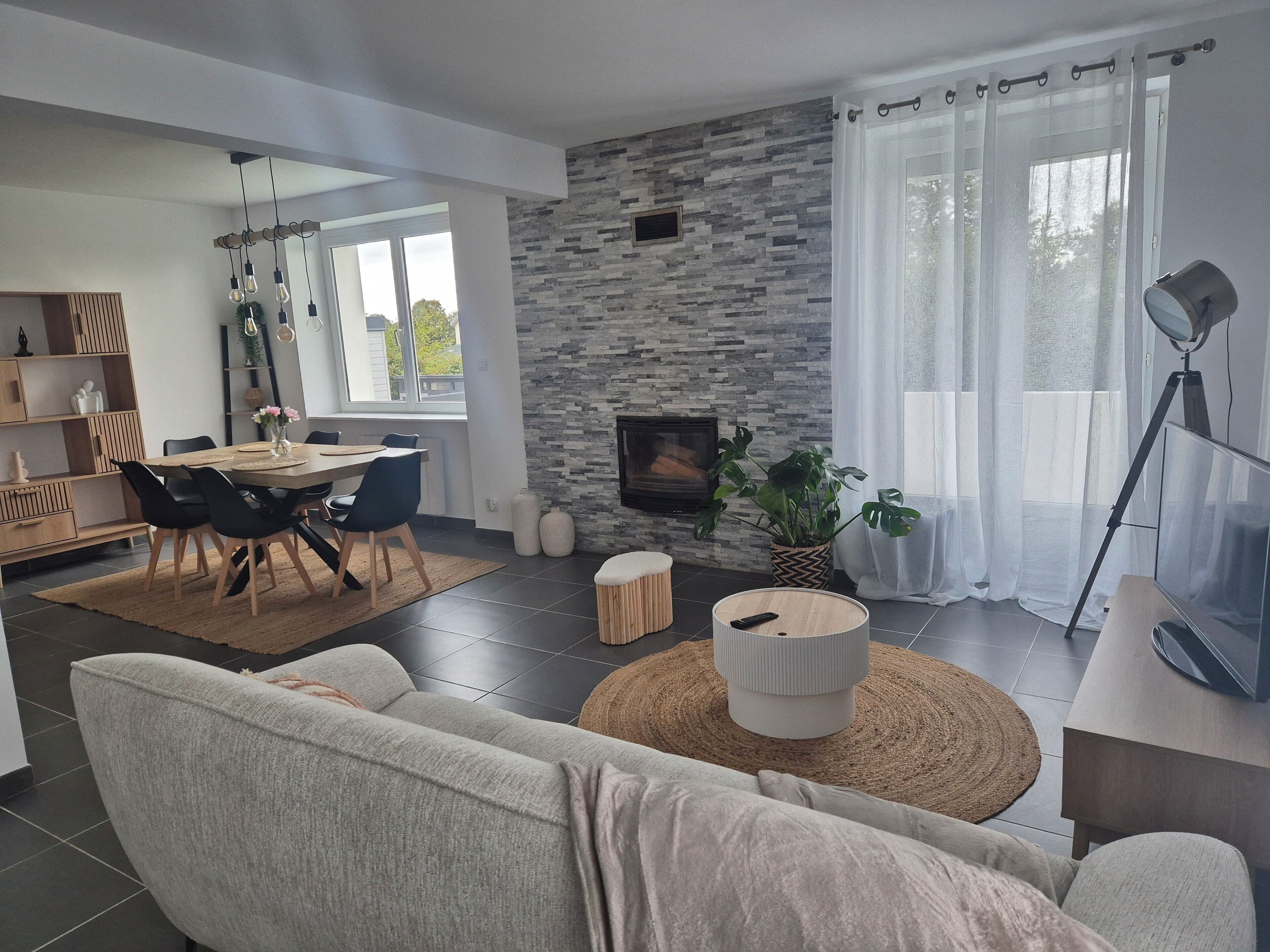 Een televisie en een open haard