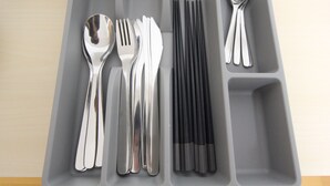 A gray tray with compartments containing various utensils including spoons, forks, and chopsticks. - Cozy Stay in Nakano Honcho - 7min to Shin-Nakano, 2 Stops to Shinjuku(33) (中野区本町)