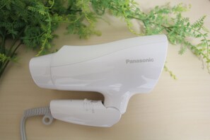 吹风机、毛巾、肥皂、卫生纸