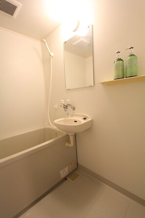 Haartrockner, Handtücher, Seife, Toilettenpapier