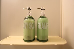 ヘアドライヤー、タオル、石鹸、トイレットペーパー