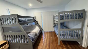 6 bedrooms, iron/ironing board, internet, bed sheets