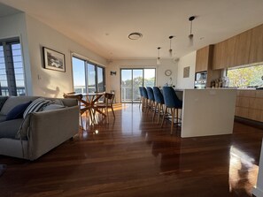 TV - Spectacular beach views, huge house to enjoy with friends and family (Point Lookout)