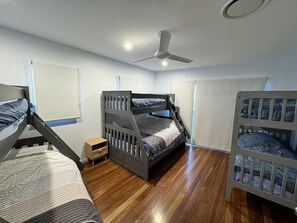 6 bedrooms, iron/ironing board, internet, bed sheets - Spectacular beach views, huge house to enjoy with friends and family (Point Lookout)